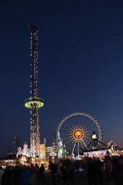 Power Tower 2 auf dem Oktoberfest neu in der Matthias Pschorr Str (©Foto: Martin Schmitz)
